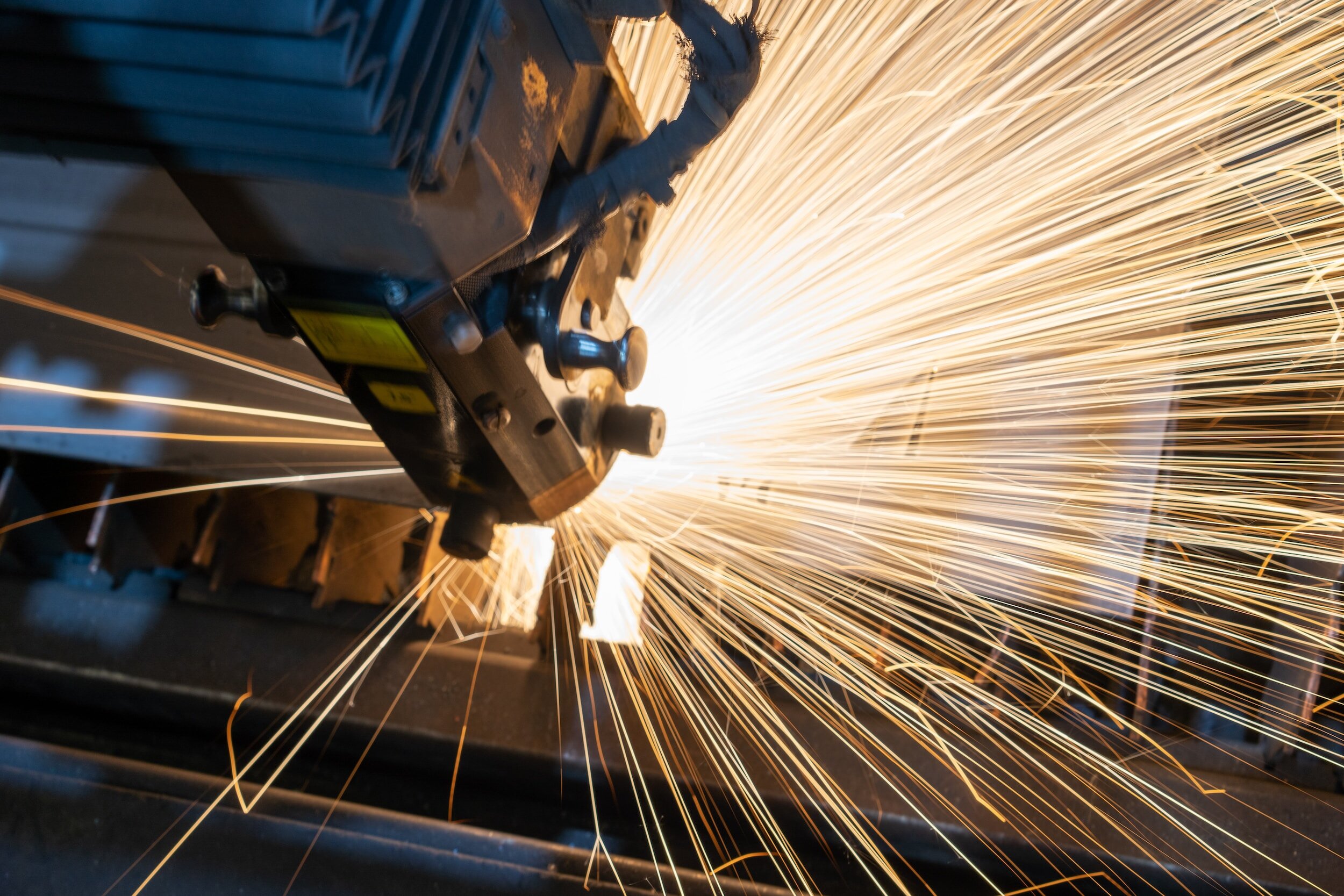 Laser cutting with a bright stream of sparks